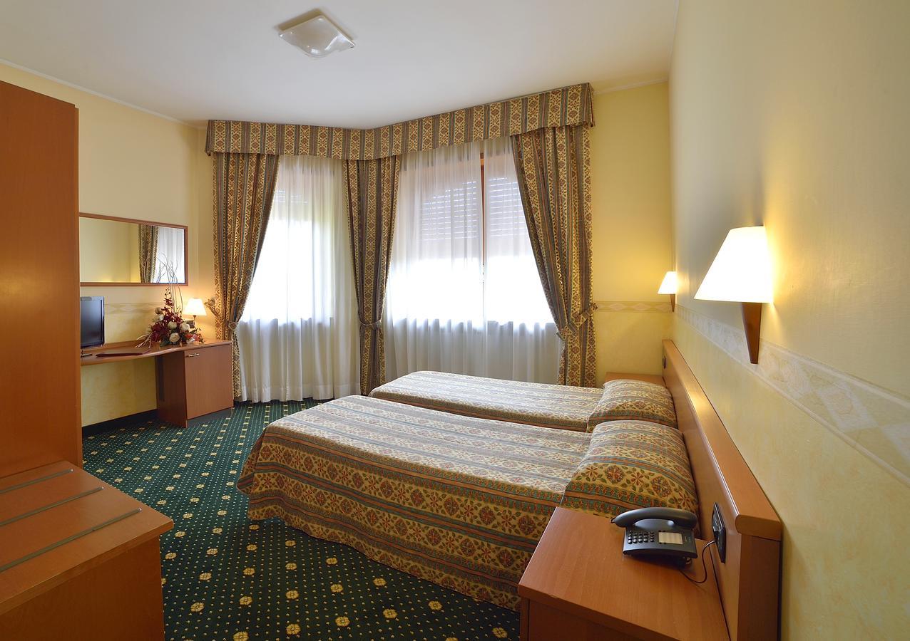 Dropiluc Hotel Druento ภายนอก รูปภาพ